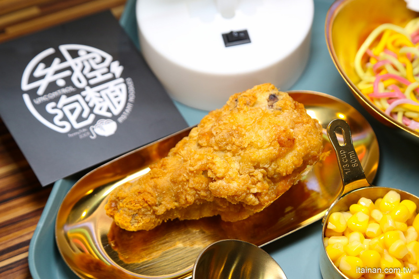 台南第一家泡麵餐廳「失控泡麵」泡麵吃完就可以把碗帶回家、彩虹麵、草莓杯杯奶茶超有趣! @台南好Food遊