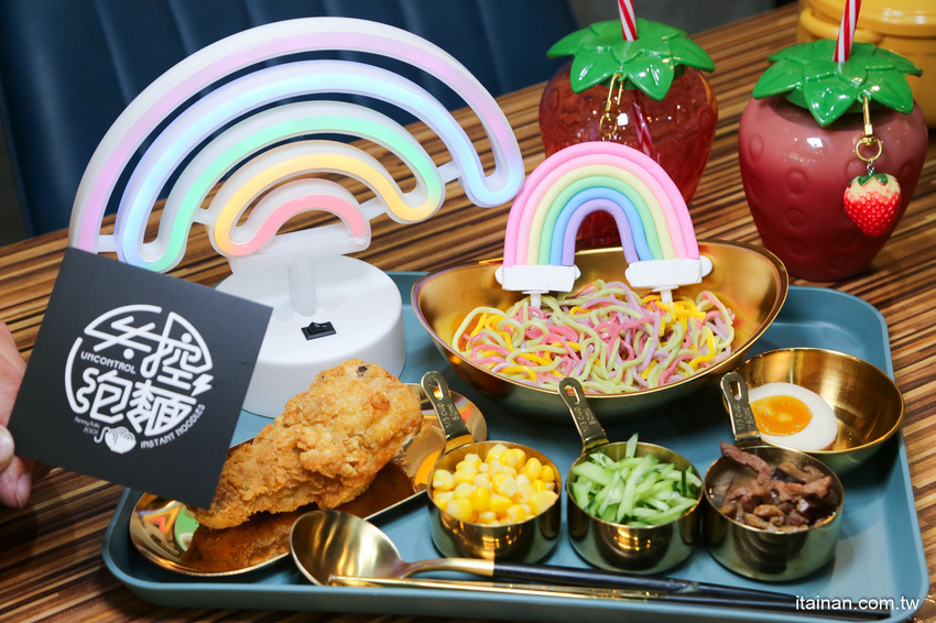 台南第一家泡麵餐廳「失控泡麵」泡麵吃完就可以把碗帶回家、彩虹麵、草莓杯杯奶茶超有趣! @台南好Food遊
