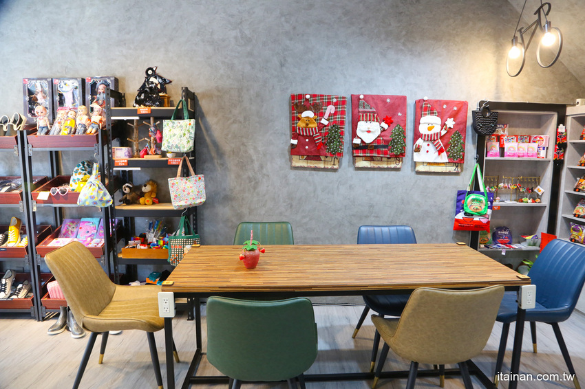 台南第一家泡麵餐廳「失控泡麵」泡麵吃完就可以把碗帶回家、彩虹麵、草莓杯杯奶茶超有趣! @台南好Food遊