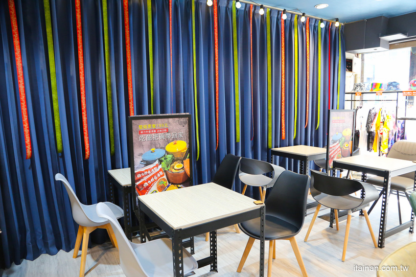 台南第一家泡麵餐廳「失控泡麵」泡麵吃完就可以把碗帶回家、彩虹麵、草莓杯杯奶茶超有趣! @台南好Food遊