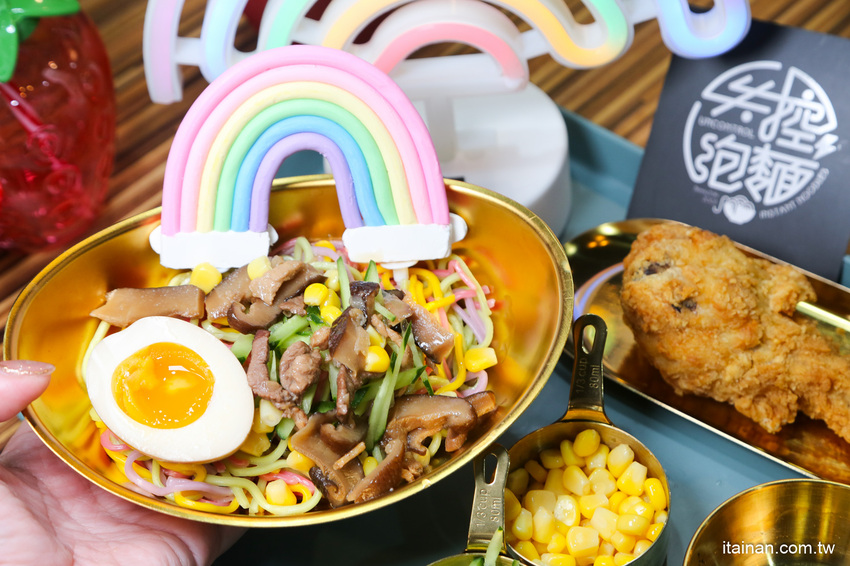 台南第一家泡麵餐廳「失控泡麵」泡麵吃完就可以把碗帶回家、彩虹麵、草莓杯杯奶茶超有趣! @台南好Food遊