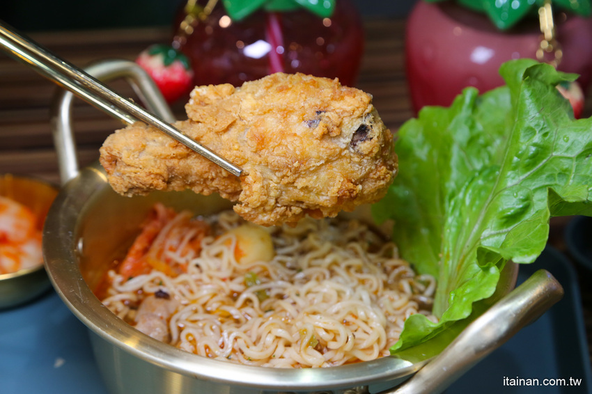 台南第一家泡麵餐廳「失控泡麵」泡麵吃完就可以把碗帶回家、彩虹麵、草莓杯杯奶茶超有趣! @台南好Food遊