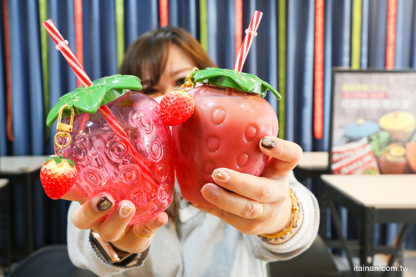 台南第一家泡麵餐廳「失控泡麵」泡麵吃完就可以把碗帶回家、彩虹麵、草莓杯杯奶茶超有趣! @台南好Food遊