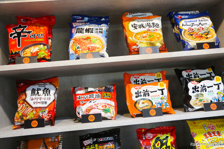 台南第一家泡麵餐廳「失控泡麵」泡麵吃完就可以把碗帶回家、彩虹麵、草莓杯杯奶茶超有趣! @台南好Food遊