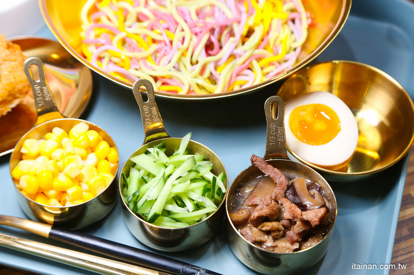 台南第一家泡麵餐廳「失控泡麵」泡麵吃完就可以把碗帶回家、彩虹麵、草莓杯杯奶茶超有趣! @台南好Food遊