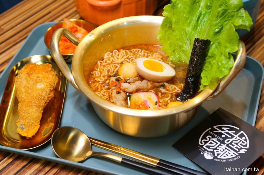 台南第一家泡麵餐廳「失控泡麵」泡麵吃完就可以把碗帶回家、彩虹麵、草莓杯杯奶茶超有趣! @台南好Food遊