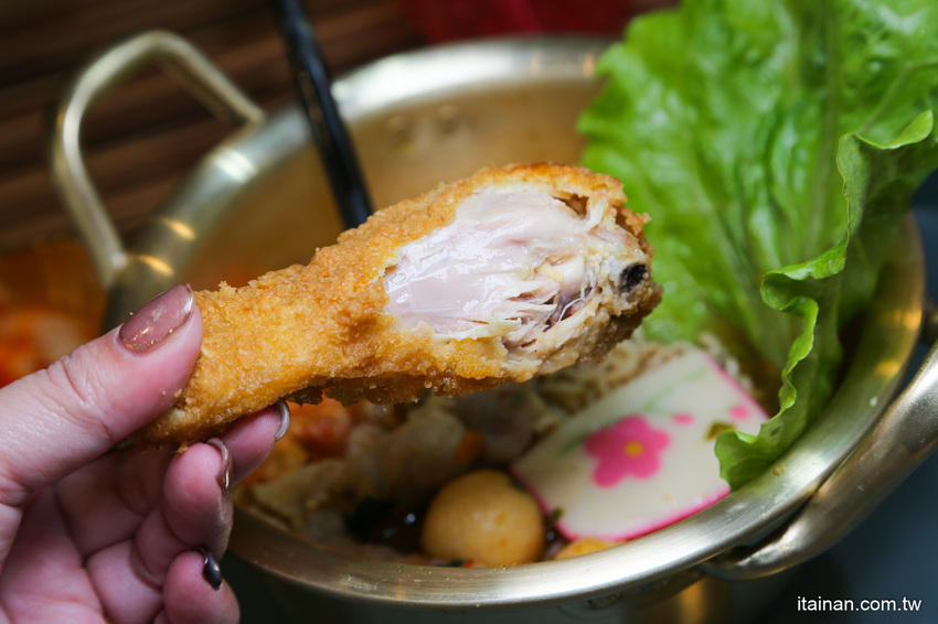 台南第一家泡麵餐廳「失控泡麵」泡麵吃完就可以把碗帶回家、彩虹麵、草莓杯杯奶茶超有趣! @台南好Food遊