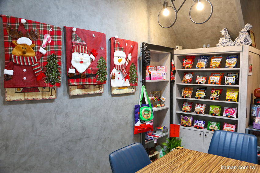 台南第一家泡麵餐廳「失控泡麵」泡麵吃完就可以把碗帶回家、彩虹麵、草莓杯杯奶茶超有趣! @台南好Food遊