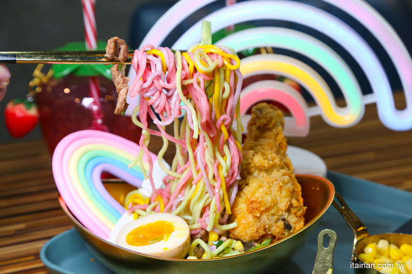 台南第一家泡麵餐廳「失控泡麵」泡麵吃完就可以把碗帶回家、彩虹麵、草莓杯杯奶茶超有趣! @台南好Food遊