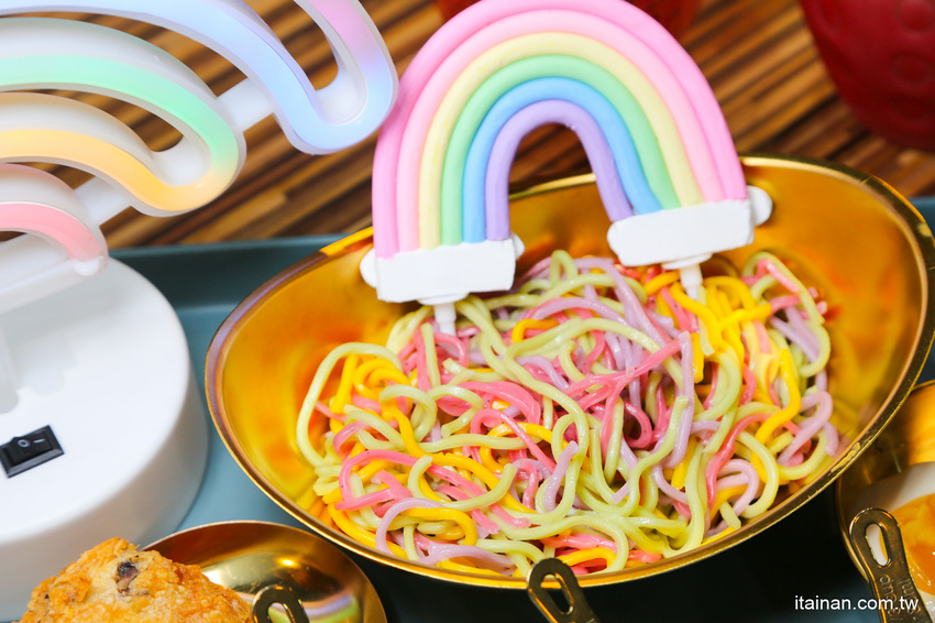 台南第一家泡麵餐廳「失控泡麵」泡麵吃完就可以把碗帶回家、彩虹麵、草莓杯杯奶茶超有趣! @台南好Food遊