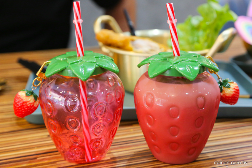 台南第一家泡麵餐廳「失控泡麵」泡麵吃完就可以把碗帶回家、彩虹麵、草莓杯杯奶茶超有趣! @台南好Food遊