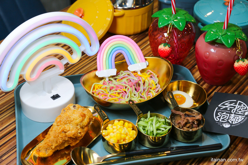 台南第一家泡麵餐廳「失控泡麵」泡麵吃完就可以把碗帶回家、彩虹麵、草莓杯杯奶茶超有趣! @台南好Food遊