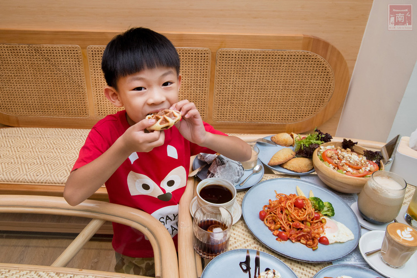 【臺南美食】斯卡羅聯名禮盒預購中|藤編技術融入到咖啡館中|外帶飲品免費升級|咖啡.肉桂捲必嘗|企業咖啡豆~穎可達咖啡 - 南人幫