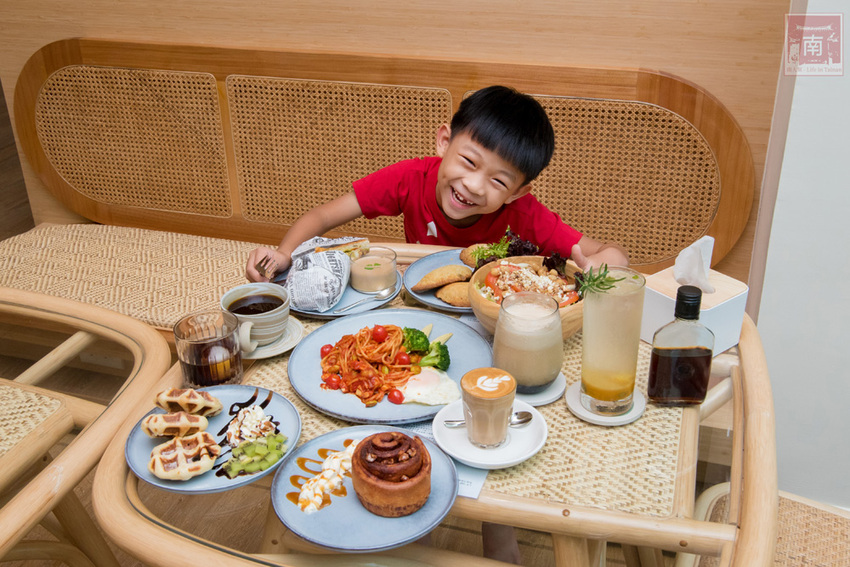 【臺南美食】斯卡羅聯名禮盒預購中|藤編技術融入到咖啡館中|外帶飲品免費升級|咖啡.肉桂捲必嘗|企業咖啡豆~穎可達咖啡 - 南人幫