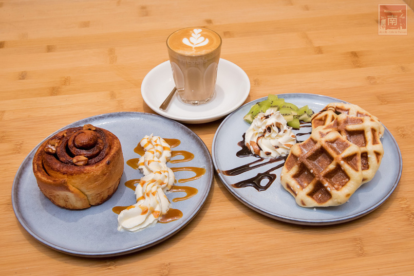 【臺南美食】斯卡羅聯名禮盒預購中|藤編技術融入到咖啡館中|外帶飲品免費升級|咖啡.肉桂捲必嘗|企業咖啡豆~穎可達咖啡 - 南人幫