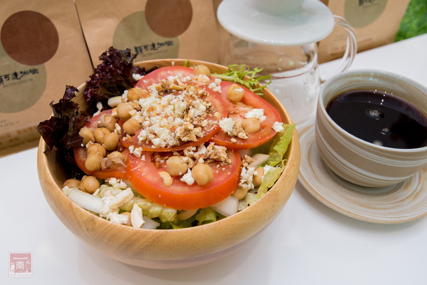 【臺南美食】斯卡羅聯名禮盒預購中|藤編技術融入到咖啡館中|外帶飲品免費升級|咖啡.肉桂捲必嘗|企業咖啡豆~穎可達咖啡 - 南人幫