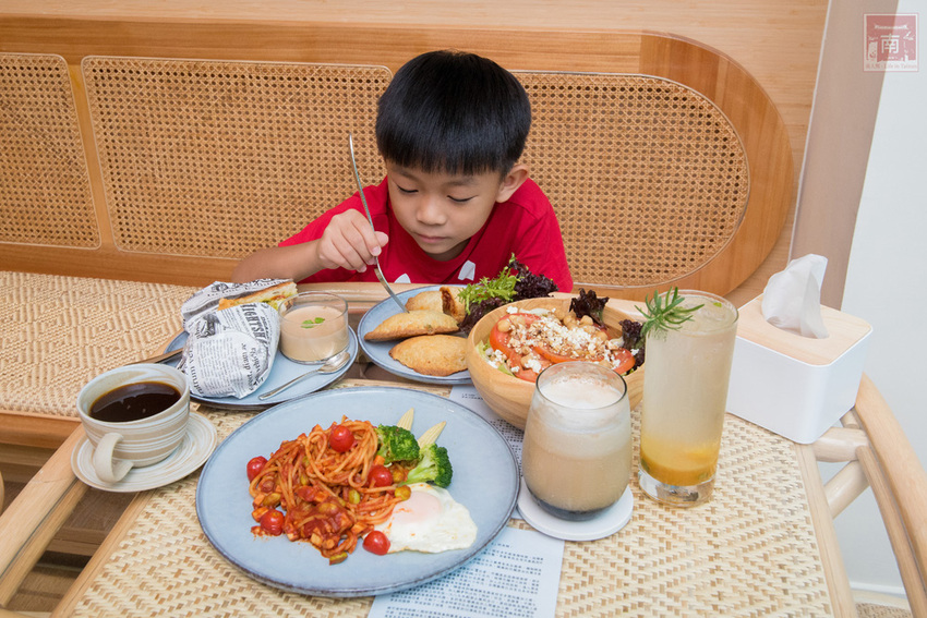【臺南美食】斯卡羅聯名禮盒預購中|藤編技術融入到咖啡館中|外帶飲品免費升級|咖啡.肉桂捲必嘗|企業咖啡豆~穎可達咖啡 - 南人幫