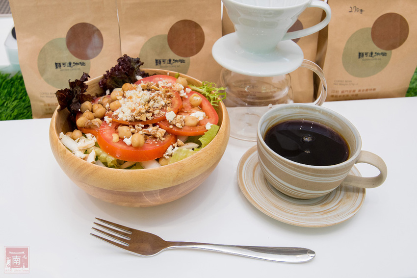 【臺南美食】斯卡羅聯名禮盒預購中|藤編技術融入到咖啡館中|外帶飲品免費升級|咖啡.肉桂捲必嘗|企業咖啡豆~穎可達咖啡 - 南人幫