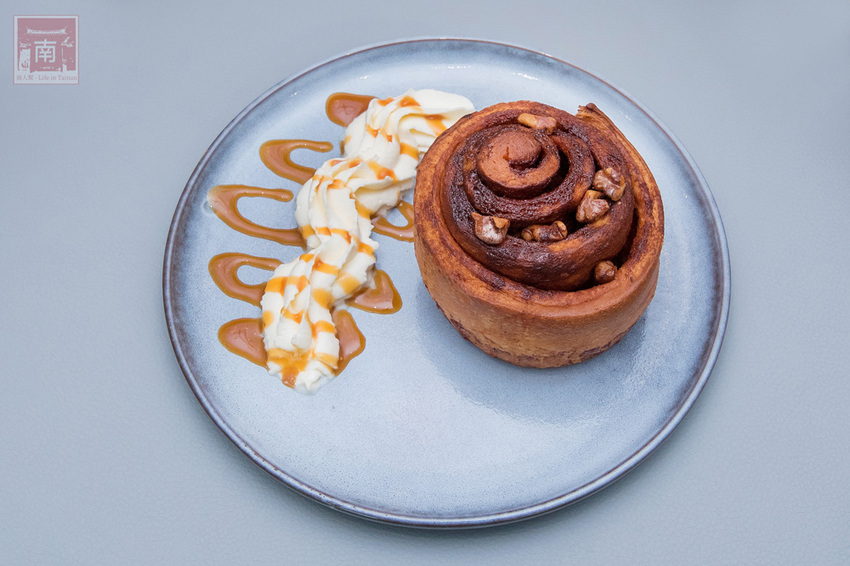 【臺南美食】斯卡羅聯名禮盒預購中|藤編技術融入到咖啡館中|外帶飲品免費升級|咖啡.肉桂捲必嘗|企業咖啡豆~穎可達咖啡 - 南人幫