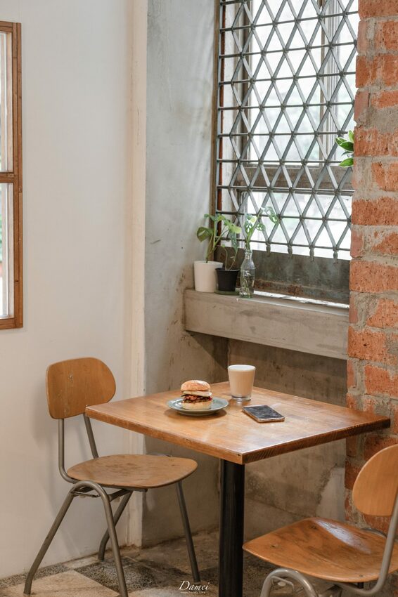 台北中山|嶼木早餐-老房裡的手工漢堡、印度烤餅,舒服吃上一份早午餐 - 大妹吃太飽