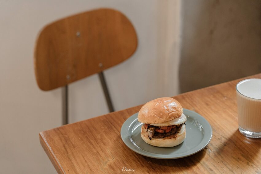 台北中山|嶼木早餐-老房裡的手工漢堡、印度烤餅,舒服吃上一份早午餐 - 大妹吃太飽