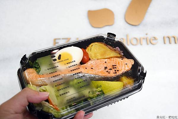 誰說健康餐盒一定無味，台南易立低卡餐16 種主餐，牛腱飯、烤魷魚天天吃