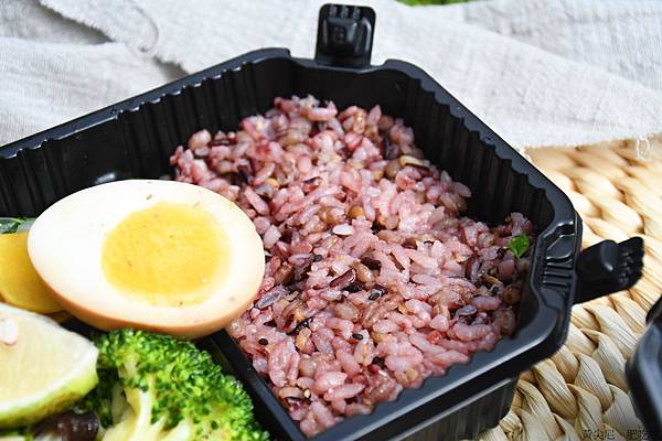 誰說健康餐盒一定無味，台南易立低卡餐16 種主餐，牛腱飯、烤魷魚天天吃