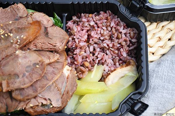 誰說健康餐盒一定無味，台南易立低卡餐16 種主餐，牛腱飯、烤魷魚天天吃