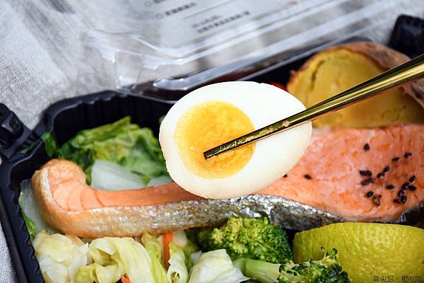 誰說健康餐盒一定無味，台南易立低卡餐16 種主餐，牛腱飯、烤魷魚天天吃