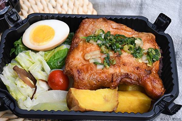 誰說健康餐盒一定無味，台南易立低卡餐16 種主餐，牛腱飯、烤魷魚天天吃