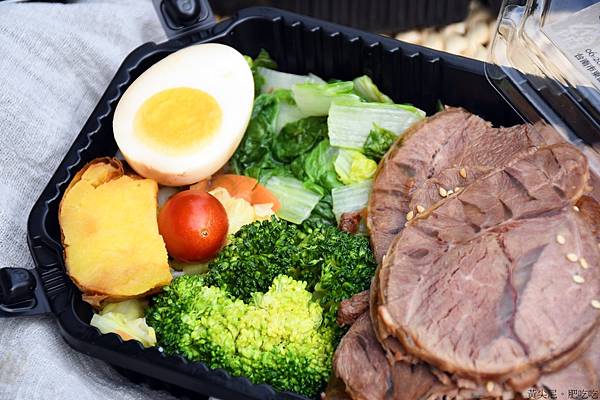 誰說健康餐盒一定無味，台南易立低卡餐16 種主餐，牛腱飯、烤魷魚天天吃