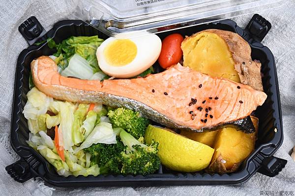 誰說健康餐盒一定無味，台南易立低卡餐16 種主餐，牛腱飯、烤魷魚天天吃
