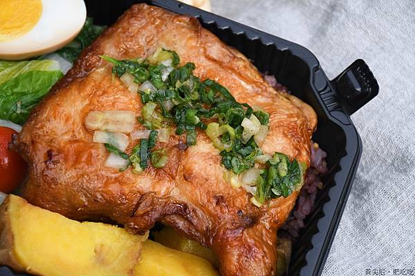 誰說健康餐盒一定無味，台南易立低卡餐16 種主餐，牛腱飯、烤魷魚天天吃