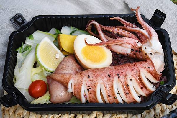 誰說健康餐盒一定無味，台南易立低卡餐16 種主餐，牛腱飯、烤魷魚天天吃