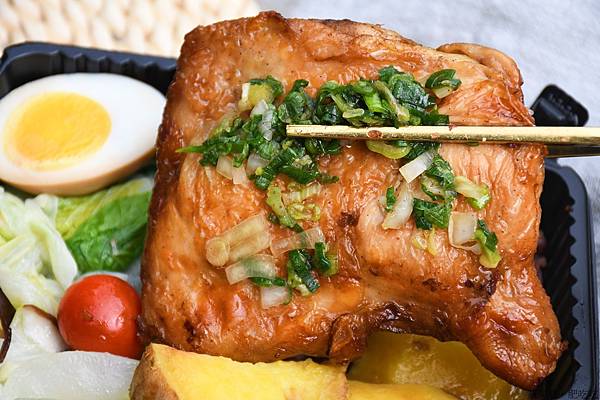 誰說健康餐盒一定無味，台南易立低卡餐16 種主餐，牛腱飯、烤魷魚天天吃