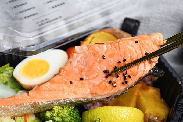 誰說健康餐盒一定無味，台南易立低卡餐16 種主餐，牛腱飯、烤魷魚天天吃