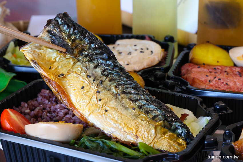 低卡餐也吹網美風!不一樣的低卡餐，獨特蒸烤技術，更好吃更有味道更健康「易立低卡餐」台南東區便當 @台南好Food遊