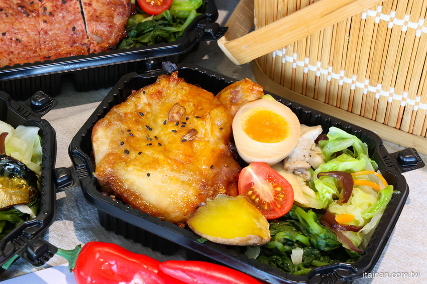 低卡餐也吹網美風!不一樣的低卡餐，獨特蒸烤技術，更好吃更有味道更健康「易立低卡餐」台南東區便當 @台南好Food遊