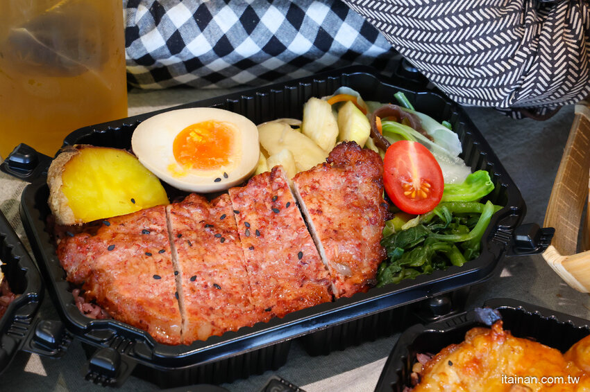 低卡餐也吹網美風!不一樣的低卡餐，獨特蒸烤技術，更好吃更有味道更健康「易立低卡餐」台南東區便當 @台南好Food遊