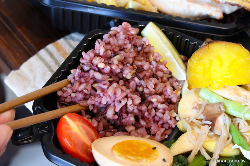 低卡餐也吹網美風!不一樣的低卡餐，獨特蒸烤技術，更好吃更有味道更健康「易立低卡餐」台南東區便當 @台南好Food遊