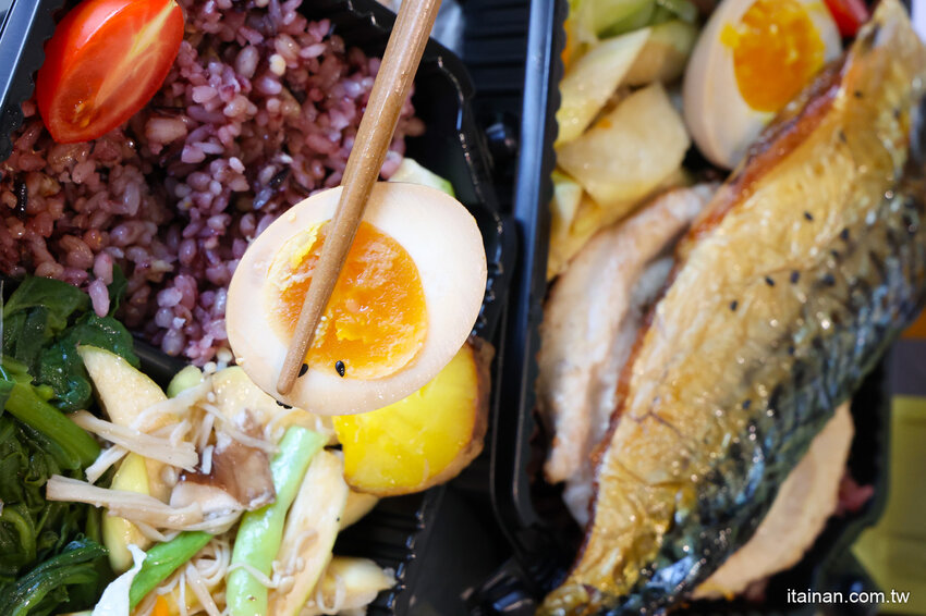 低卡餐也吹網美風!不一樣的低卡餐，獨特蒸烤技術，更好吃更有味道更健康「易立低卡餐」台南東區便當 @台南好Food遊