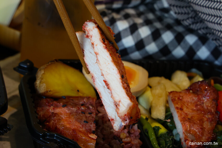 低卡餐也吹網美風!不一樣的低卡餐，獨特蒸烤技術，更好吃更有味道更健康「易立低卡餐」台南東區便當 @台南好Food遊