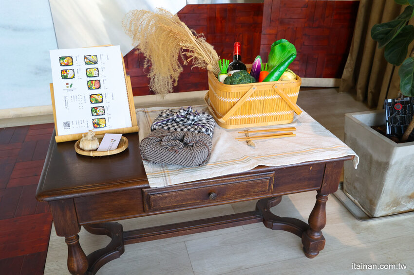 低卡餐也吹網美風!不一樣的低卡餐，獨特蒸烤技術，更好吃更有味道更健康「易立低卡餐」台南東區便當 @台南好Food遊