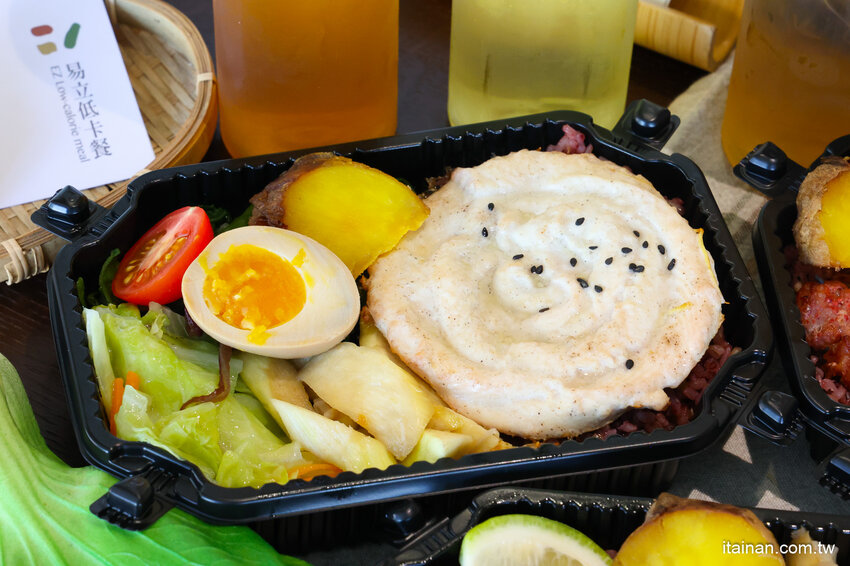 低卡餐也吹網美風!不一樣的低卡餐，獨特蒸烤技術，更好吃更有味道更健康「易立低卡餐」台南東區便當 @台南好Food遊