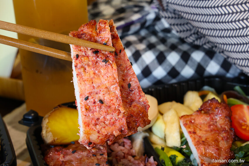 低卡餐也吹網美風!不一樣的低卡餐，獨特蒸烤技術，更好吃更有味道更健康「易立低卡餐」台南東區便當 @台南好Food遊