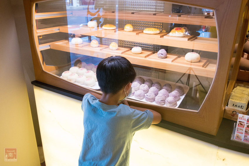 【臺南美食】中秋禮盒新花樣｜暢銷新品｜傳統糕點結合芬蘭valio極光奶油｜八寶肉包｜椪餅禮盒~~克林台包 - 南人幫