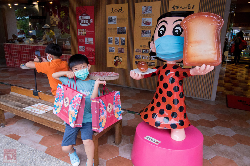 【臺南美食】中秋禮盒新花樣｜暢銷新品｜傳統糕點結合芬蘭valio極光奶油｜八寶肉包｜椪餅禮盒~~克林台包 - 南人幫