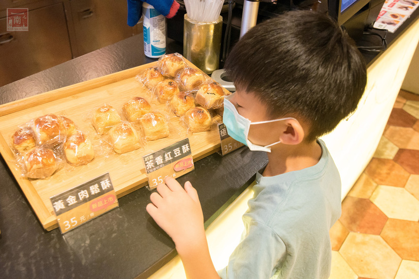 【臺南美食】中秋禮盒新花樣｜暢銷新品｜傳統糕點結合芬蘭valio極光奶油｜八寶肉包｜椪餅禮盒~~克林台包 - 南人幫