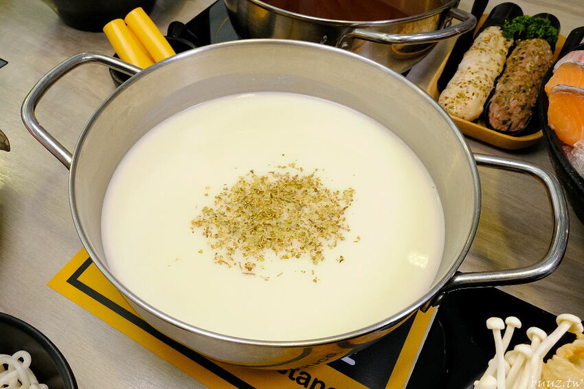 全新自助吧繽紛亮相！養鍋涮涮鍋，好湯配鮮美海鮮，霜淇淋、冰淇淋吃到嗨，好養券加肉吃飽飽！