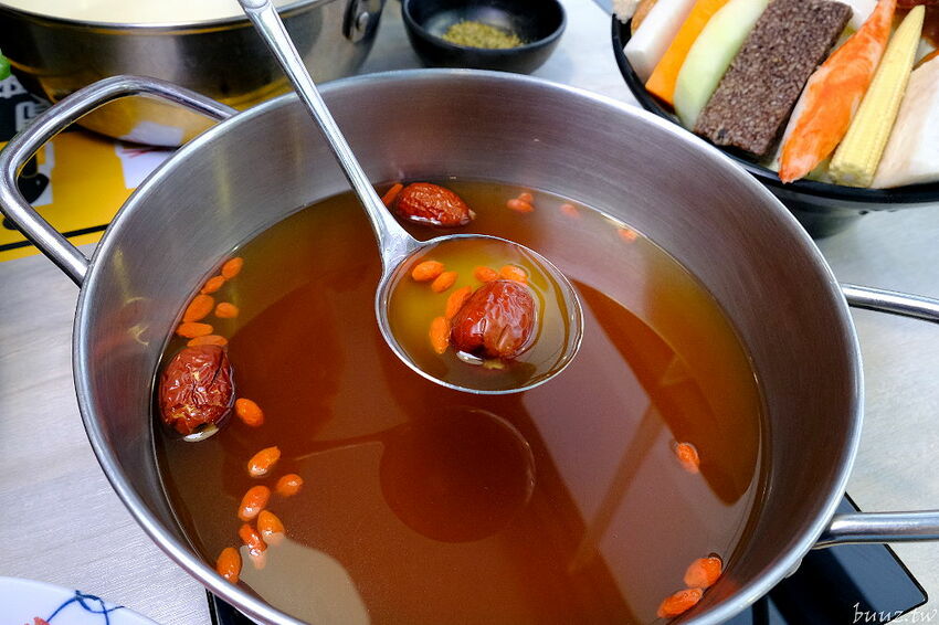 全新自助吧繽紛亮相！養鍋涮涮鍋，好湯配鮮美海鮮，霜淇淋、冰淇淋吃到嗨，好養券加肉吃飽飽！